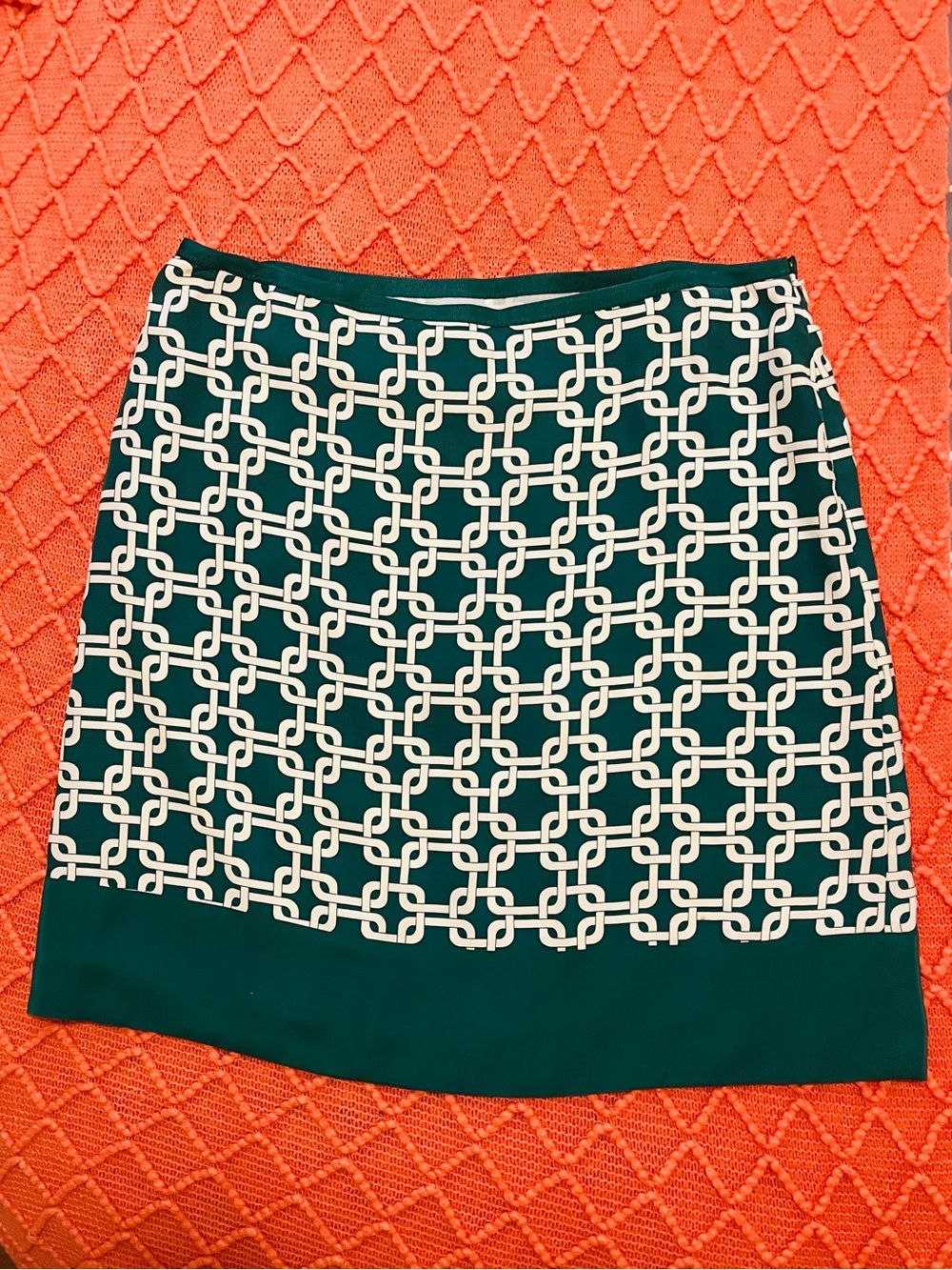 Silk Geometric Link-Print Skirt in Green & White